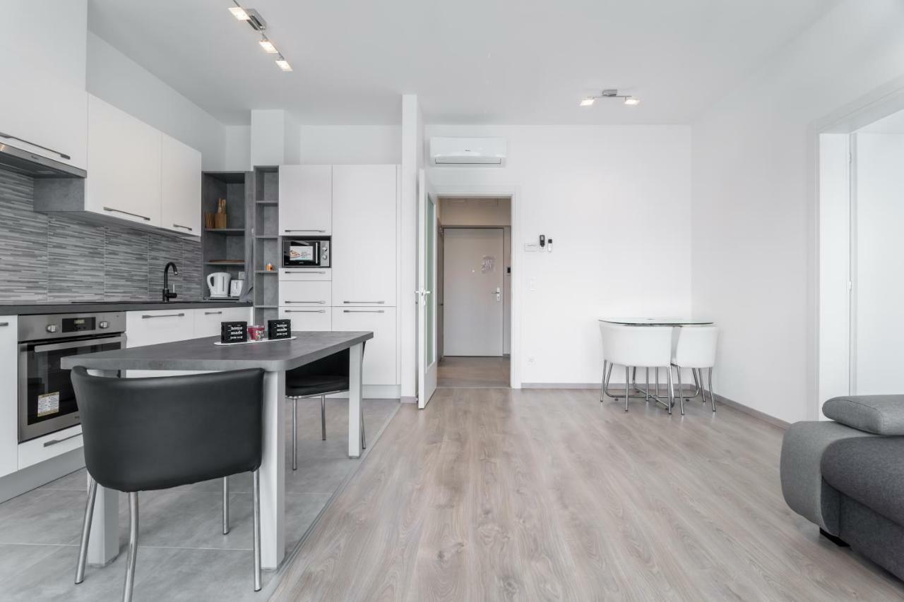 Bpr Chic White Home With Terrace & A/C & Garage บูดาเปสต์ ภายนอก รูปภาพ