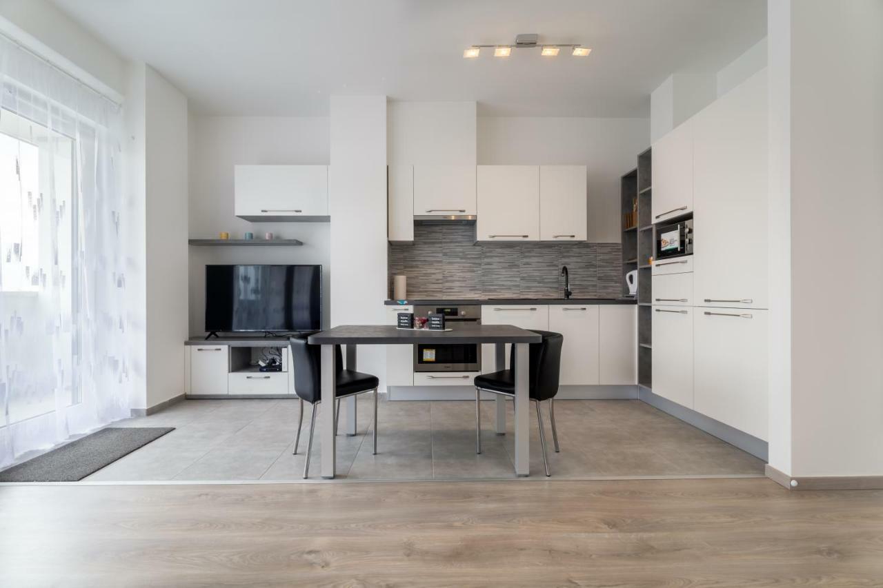 Bpr Chic White Home With Terrace & A/C & Garage บูดาเปสต์ ภายนอก รูปภาพ